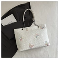 Dettaglio della borsa tote trapuntata bianca con ricamo di farfalle colorate e catena - Bianco (TY6746)