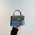Borsa trapuntata in PVC blu traslucido con chiusura in metallo dorato e tracolla catena - Nero (7201)
