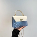 Elegante borsa in PVC blu trasparente con patta in pelle bianca e catena d'oro - Bianco (7201)