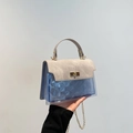Borsa a mano trapuntata in PVC blu traslucido con patta beige e catena dorata - Grigio (7201)