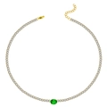 Detail van gouden tenniscollier met witte zirkoon en een groene smaragd geslepen steen - Ovale Groene Edelsteen Stijl (N2055-GO-G)
