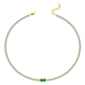 Detail van gouden tennis ketting met smaragdgroene zirkoon en handige karabijnsluiting - Rechthoekige Groene Edelsteen Stijl (N2054-GO-G)