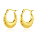 Vue détaillée de boucles d'oreilles créoles dorées avec texture ondulée style croissant - Style Croissant à Vagues Français (E914-GO)