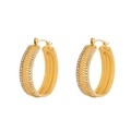 Dettaglio di orecchini a cerchio placcati oro 18k con texture a onde e zirconi cubici - Orecchini a Cerchio Micro-Pave con Texture a Onde (E989-GO-W)
