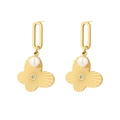 Pendientes de mariposa dorados con perlas y cristales sobre un fondo blanco - Pendientes Colgantes de Mariposa y Perla (E1073)