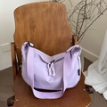 Sac hobo minimaliste en tissu oxford lavande avec bandoulière large sur une chaise - Violet