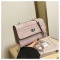 Détail de la texture crocodile rose et du fermoir rotatif en métal argenté du sac - Rose