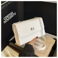 Détail du sac blanc embossé crocodile avec chaîne argentée et fermoir rotatif en métal - Blanc