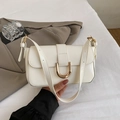 Elegante bolso de hombro en cuero blanco roto con hebilla metálica en U y asa ajustable - Blanco