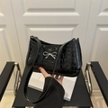 Bolso de hombro negro con patrón de cocodrilo y lazo metálico plateado - Negro