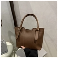 Détails du sac à main en cuir marron avec poignée cylindrique et boucles dorées - Café Foncé