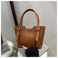 Détails du sac cabas en cuir grainé marron avec boucles de réglage métalliques - Brun Caramel
