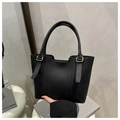 Détail du sac à main en cuir grainé noir avec anneaux dorés et surpiqûres élégantes - Noir