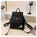 Dettaglio mini zaino nero in ecopelle con stampa di viso di gatto bianco e zampina - Nero