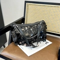 Borsa a spalla trendy con paillettes nere, cinturino in pelle e catena argentata - Nero