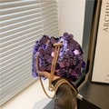 Borsa a secchiello con paillettes viola e tracolla a catena dorata con perle - Viola