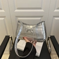 Bolso de hombro plateado con relieve de cocodrilo, acabado metálico y lazo de metal - Plateado