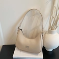 Minimalistische beige halve maan schoudertas met zilveren strik en verstelbare riem - Glazuur Abrikoos