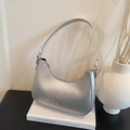 Minimalistische zilveren hobo-tas met metallic afwerking en een fijn zilveren strikje - Zilver
