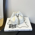 Elegante cremeweiße Eimertasche mit Schmetterlingsstickerei, Silberkette und Perlendetail - Weiß
