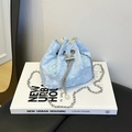 Himmelblaue Beuteltasche mit Schmetterlingsstickerei und silberner Kette für Damen - Blau