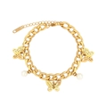 Primer plano de pulsera de acero inoxidable dorada con mariposas y perlas blancas - Pulsera de Cadena Mariposa y Perla (B2121)