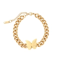 Detalle de una pulsera de mariposa dorada con eslabones gruesos y cierre de langosta - Pulsera de Cadena Gruesa Mariposa 3D (B2122)