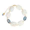 Detalle de pulsera de perlas barrocas con cuentas de vidrio azul y alambre dorado - Pulsera de Perlas Irregulares con Cuenta Azul (B2123)