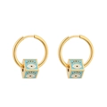 Détail de créoles dorées avec pendentifs cube Evil Eye bleu sur fond blanc - Boucles d'Oreilles Créoles Mauvais Œil Cube Bleu Ciel (E1111)