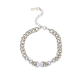 Bracciale a catena cubana argento con tre pietre di zircone rettangolari lucenti - Stile Cuban Link Argentato con Tre Zirconi Rettangolari (B2320-ST)