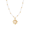 Collana di perle vintage con ciondolo a stella dorata e strass su sfondo bianco puro - Stile Perla Stella a Otto Punte (N2419-GO)