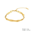 Dettaglio di bracciale multistrato dorato a maglia piatta intrecciata con chiusura a moschettone - Stile Intrecciato Multifilo Dorato (B2404-GO)