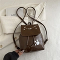Detalle de pequeña mochila marrón de cuero sintético con estampados de gato y garras - Marrón