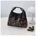 Détail du sac croissant en soie Xiangyun avec motifs floraux vintage et bandoulière - Motif de Pivoine Verte