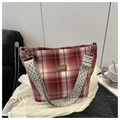 Dettaglio borsa shopper a scacchi bianchi e rossi con etichetta in pelle e tracolla ricamata - Rosso