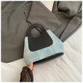 Detail van blauwe denim handtas met zwarte leren handvaten en glinsterende strass-steentjes - Zwart