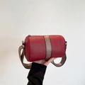 Sac cylindrique rouge en cuir grainé avec une bandoulière aux motifs ethniques - Rouge