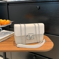 Borsa a tracolla bicolore beige e crema con catena e fibbia metallica - Bianco