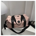 Dettaglio della borsa da viaggio rosa impermeabile con logo, nylon e tracolla rimovibile - Rosa