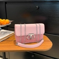 Borsa a tracolla rosa con dettagli intrecciati, catena e chiusura in metallo - Rosa