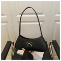 Détail du sac baguette noir mat avec une boucle nœud en métal argenté et bandoulière - Noir