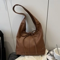Καφέ μαλακή δερμάτινη τσάντα Hobo με διακοσμητικό φιόγκο και μικρή καρδιά μενταγιόν - Καφέ