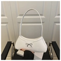 Détail du sac baguette blanc avec fermoir nœud en métal argenté et texture lisse - Blanc