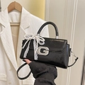 Schicke schwarze Lackledertasche mit G-Logo, Perlenkette und Spitzen-Schleife - Schwarz mit Anhänger