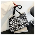 Dettaglio borsa shopper leopardata con cinturini in pelle nera e anelli dorati - Stampa Leopardata Bianca e Nera