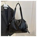 Detail einer schwarzen PU-Leder-Tote Bag mit Reißverschlüssen und verstellbaren Riemen - Schwarz