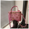 Details der rosafarbenen Kirschdruck-Handtasche mit Metall-Reißverschlüssen - Rosa