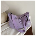 Dettaglio borsa a tracolla a mezzaluna in nylon viola con mini portamonete rotondo - Viola