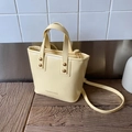 Dettaglio della borsa tote gialla lucida con logo FASHION & BAGS e rivetti dorati - Giallo