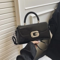 Détail de la boucle G argentée sertie de diamants sur le sac à main noir brillant - Noir